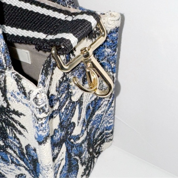 H&M BLUE TOILE SMALL HANDBAG DETACHABLE SHOULDER STRAP
BLUE/PATTERNED - Picture 13 of 16